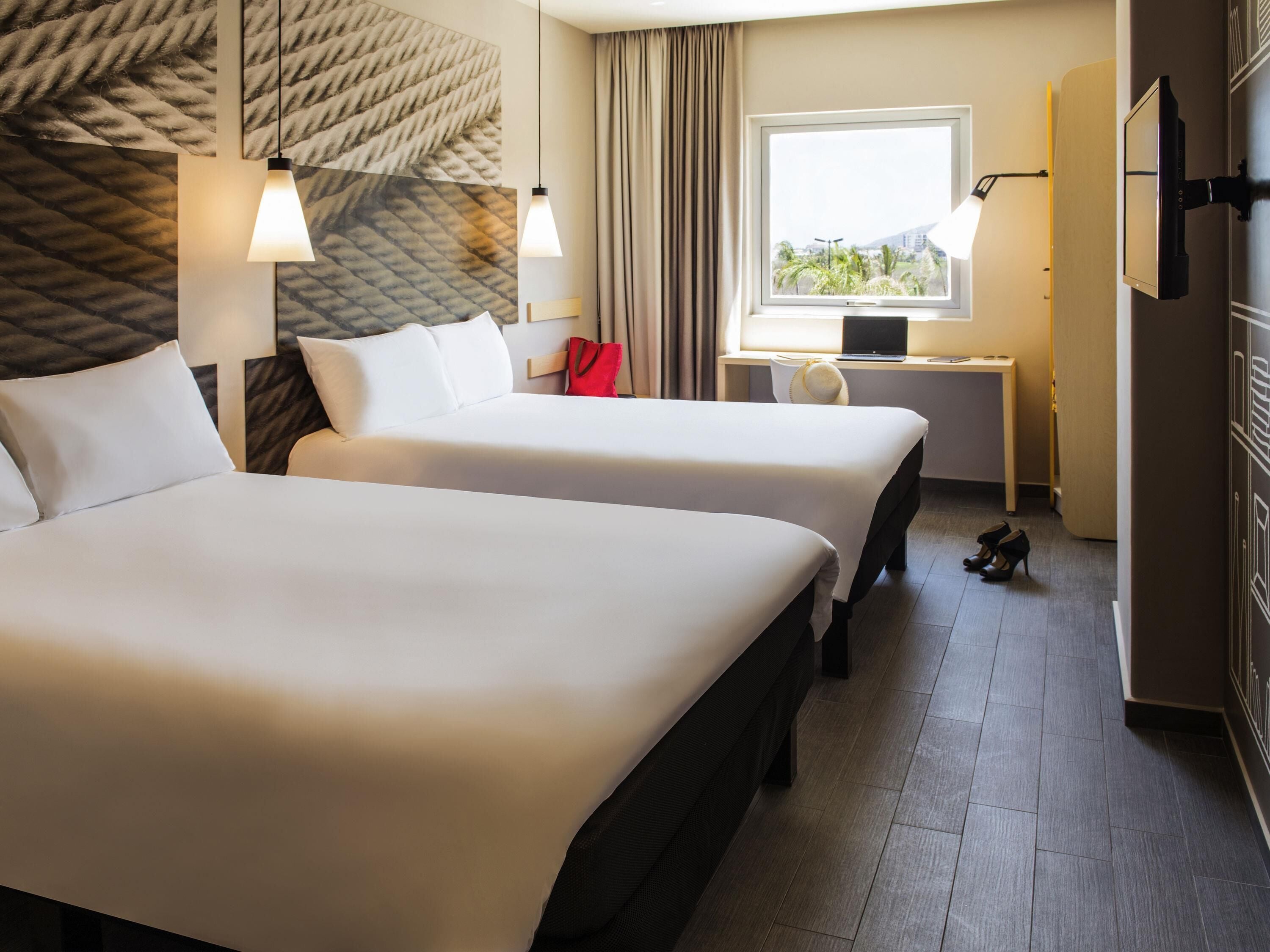 Habitación doble estándar, 2 camas matrimoniales | Caja de seguridad en la habitación, escritorio y insonorización 