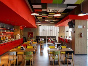 Melayani makan siang dan makan malam dengan sajian masakan internasional