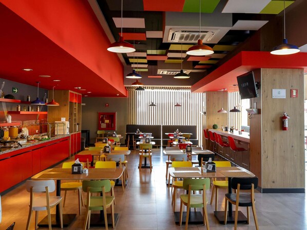 Lunch and dinner served, international cuisine