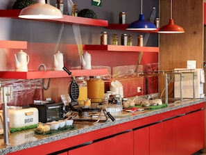 Se sirven almuerzos, cenas y cocina internacional