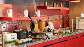 Se sirven comidas, cenas y cocina internacional