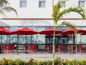 Déjeuner et dîner servis sur place, spécialités Cuisine internationale