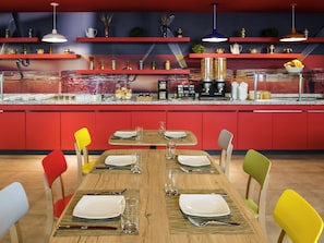Lunch and dinner served, international cuisine