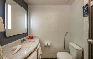 Standard Room, 1 Queen Bed | Bathroom | Shower, eco-friendly toiletries, towels