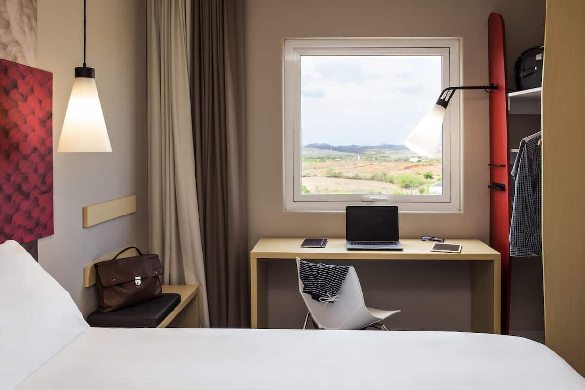 Standardzimmer, 1 Queen-Bett | Zimmersafe, Schreibtisch, schallisolierte Zimmer, kostenloses WLAN