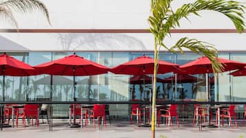 Déjeuner et dîner servis sur place, spécialités Cuisine internationale