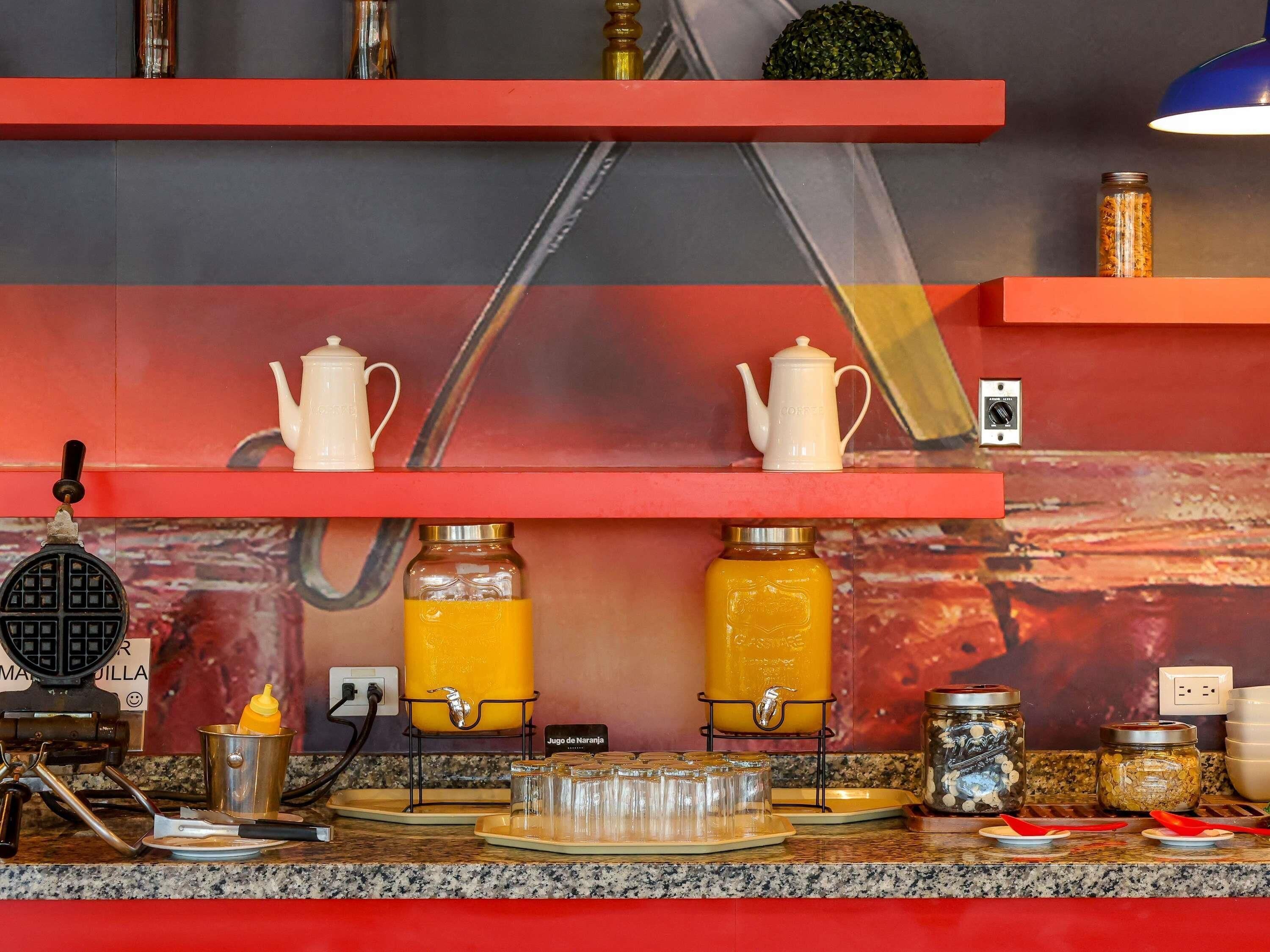 Lunch and dinner served, international cuisine