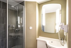 Standard-Doppelzimmer, 2 Doppelbetten | Badezimmer | Dusche, umweltfreundliche Kosmetikartikel, Handtücher