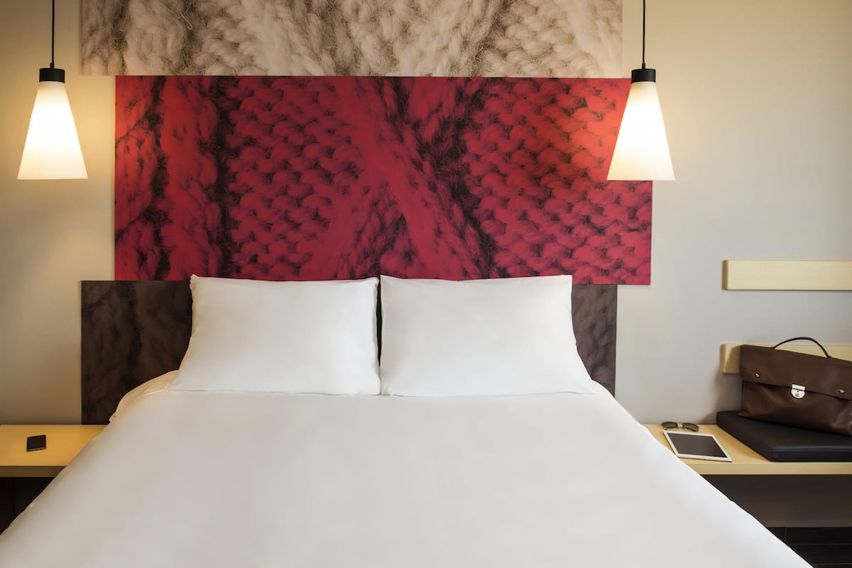 Standardzimmer, 1 Queen-Bett | Zimmersafe, Schreibtisch, schallisolierte Zimmer, kostenloses WLAN