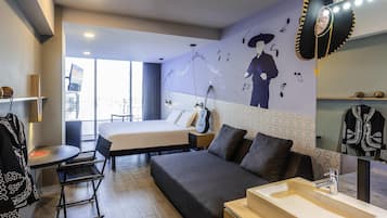 Phòng Suite, 1 giường cỡ king và sofa giường | Két bảo mật tại phòng, bàn, phòng cách âm