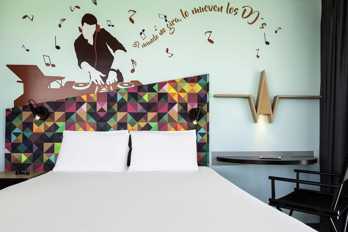 Standard Double Room, 1 Double Bed | 1 bedroom, in-room safe, desk, soundproofing