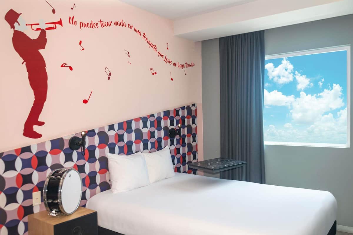 Quarto casal standard, 1 cama de casal | Cofres nos quartos, escrivaninha, quartos à prova de som, berços grátis