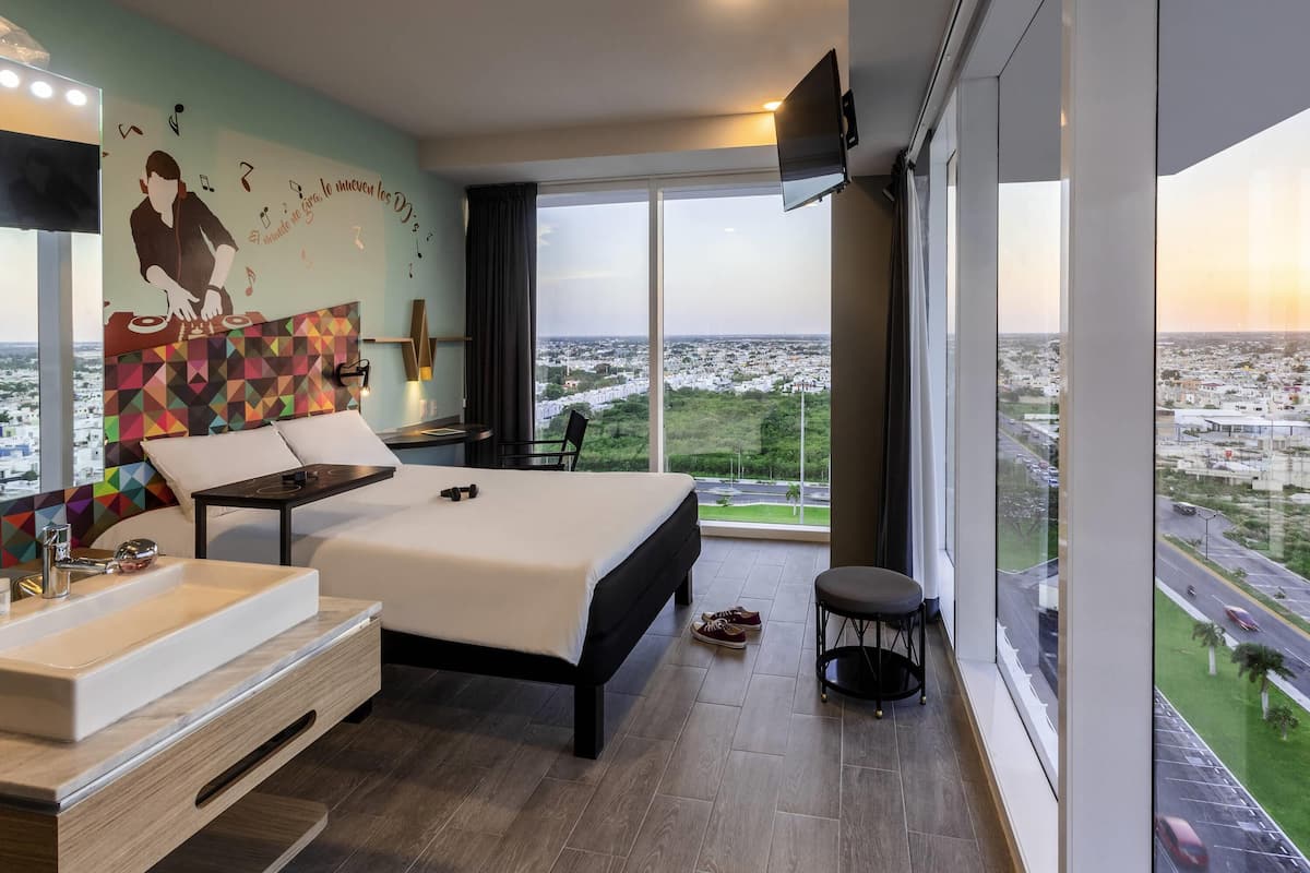 Habitación estándar doble, 1 cama doble | Caja fuerte, escritorio, sistema de insonorización y cunas gratuitas