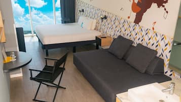 Caja de seguridad en la habitación y escritorio