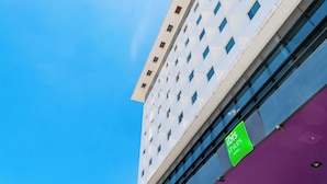 Un moderno edificio de hotel con cielo despejado.