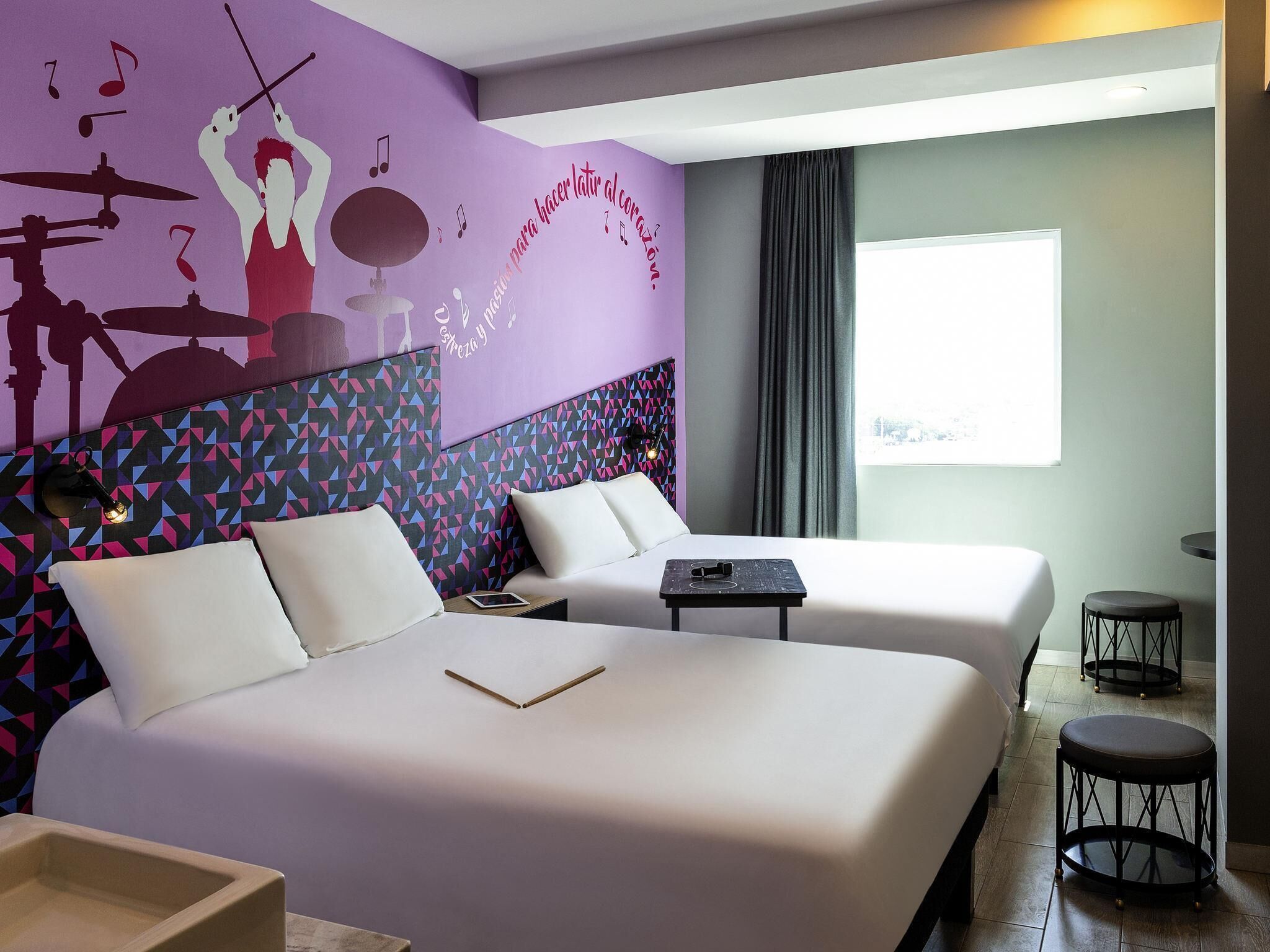 Chambre Standard double, 2 lits doubles | Coffre-fort, bureau, système d’insonorisation, lit de bébé (gratuit)