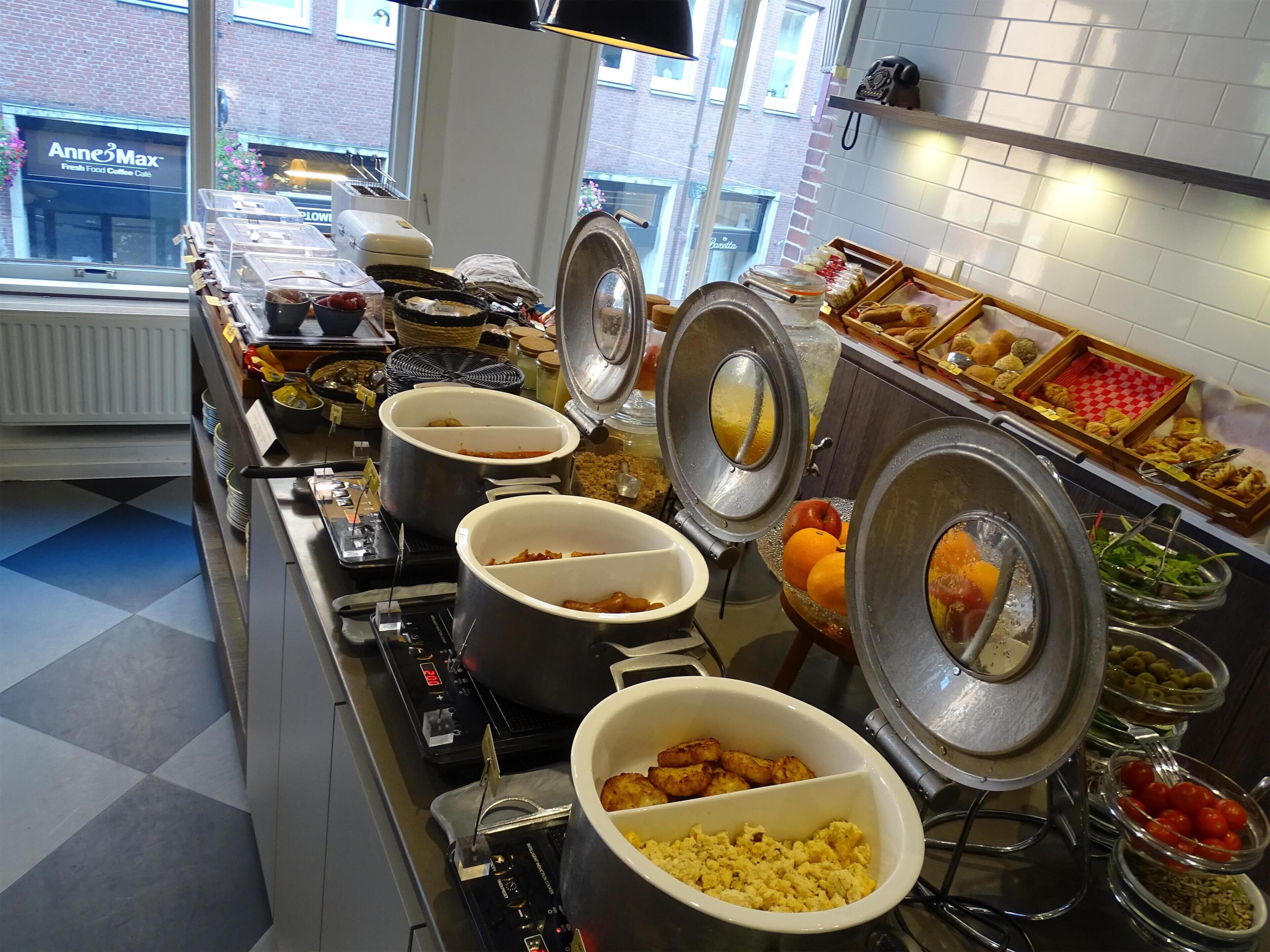 Bữa sáng buffet hàng ngày với phụ phí nhỏ 