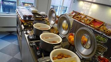 Bữa sáng buffet hàng ngày với phụ phí nhỏ