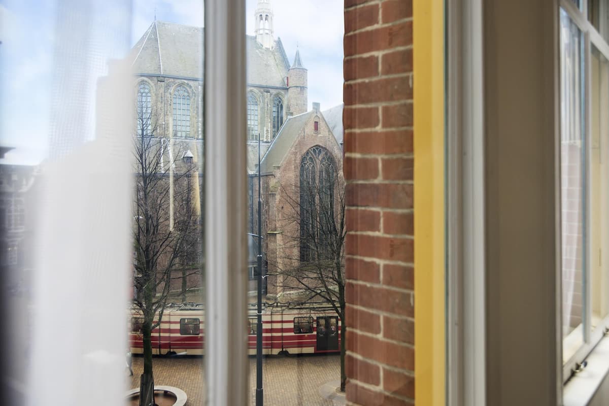 Ropa de cama hipoalergénica, caja fuerte, escritorio y cortinas opacas