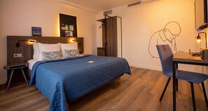 Standard Room, 1 Katil Ratu (Queen), Non Smoking | Peralatan tempat tidur premium, busa memori, peti besi dalam bilik 