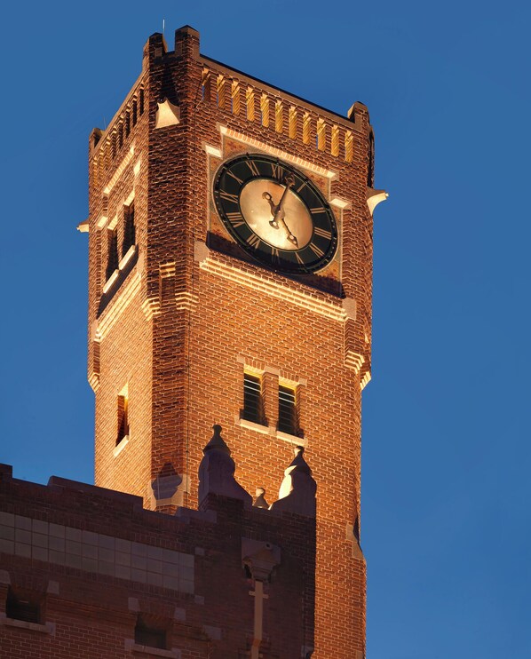 Una alta torre de ladrillo con un reloj en la parte superior.
