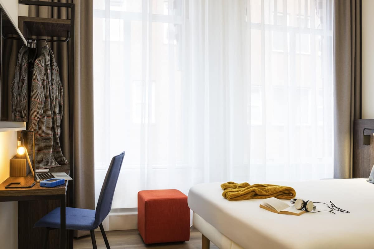 room, 1 double bed | hypo-allergenic bedding, in-room safe, desk, blackout curtains