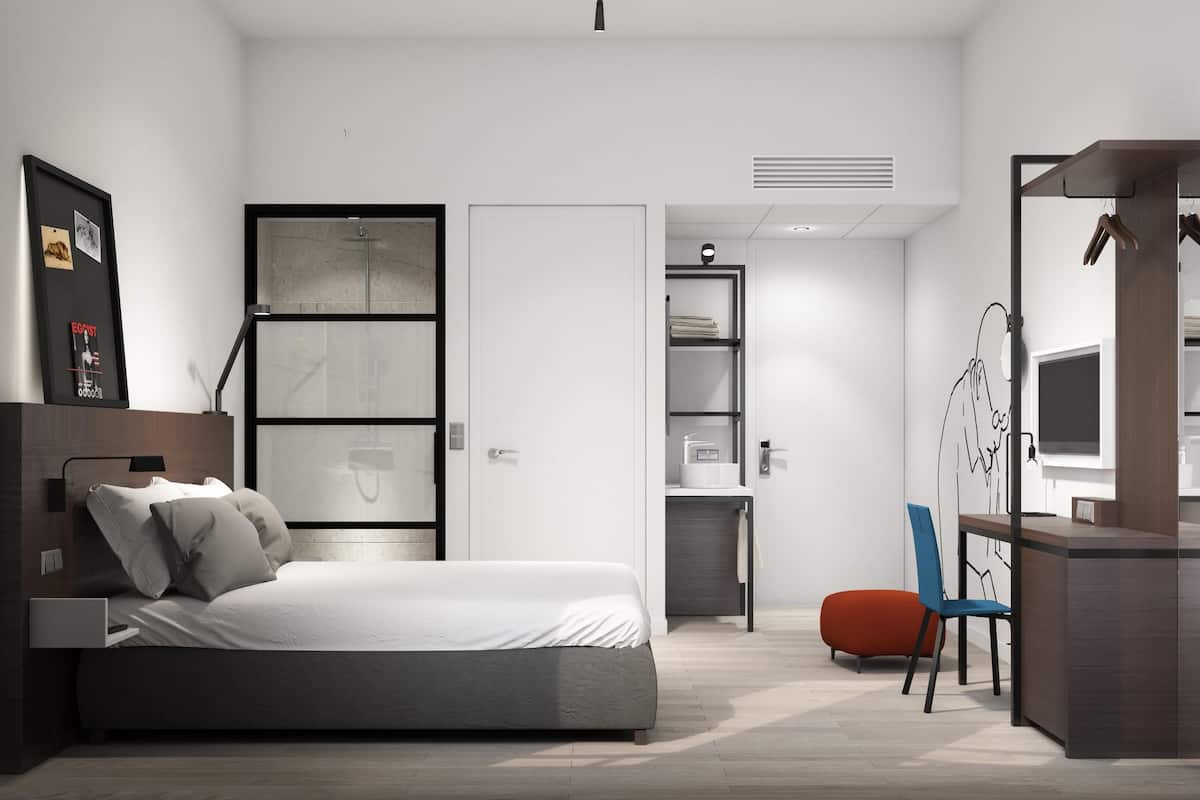 Hypo-allergenic bedding, in-room safe, desk, blackout drapes