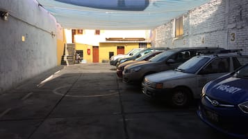 Estacionamento sem manobrista (sujeito a cobrança)