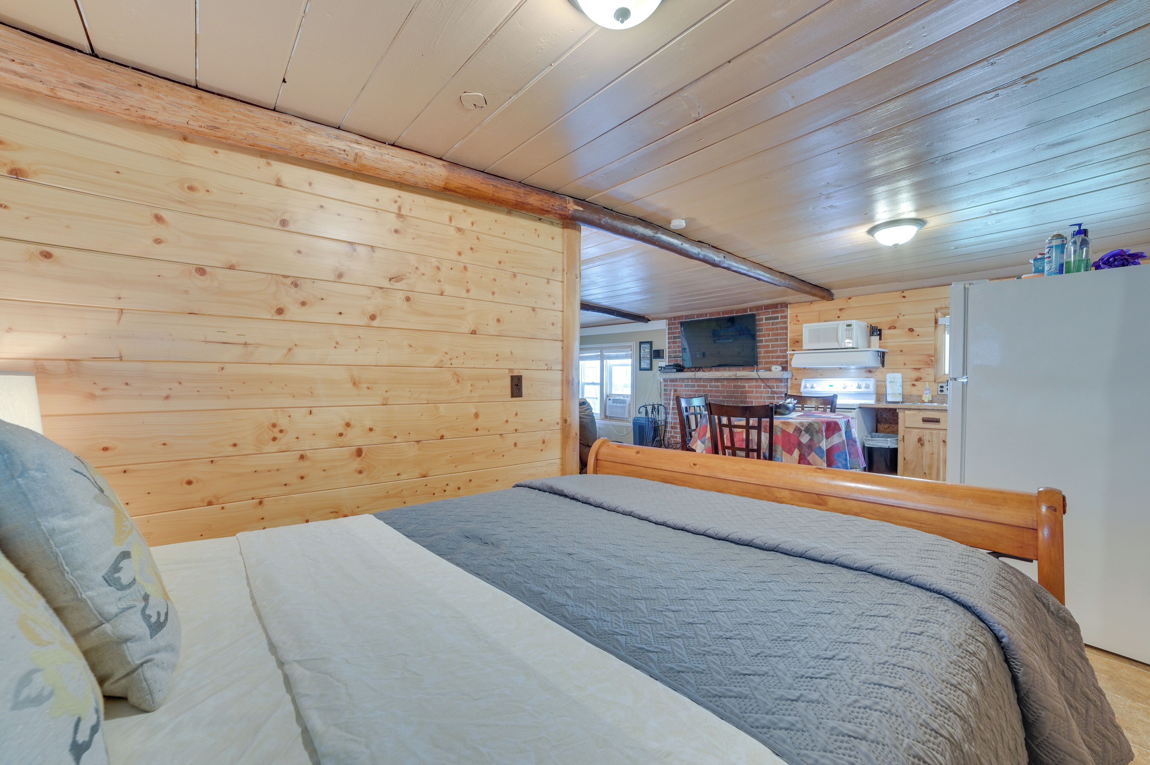 1 bedroom, free internet, bed sheets