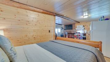 1 bedroom, free internet, bed sheets
