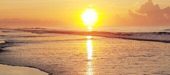 2018年に建てられた見事な家具付き3ベッドルーム、3フルバス、海に近い正面