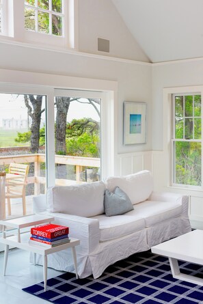 Smart TV, fireplace, music library, stereo