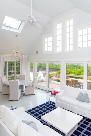 Smart TV, fireplace, music library, stereo