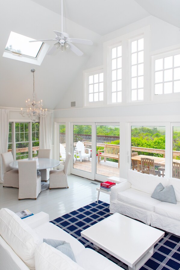 Smart TV, fireplace, music library, stereo