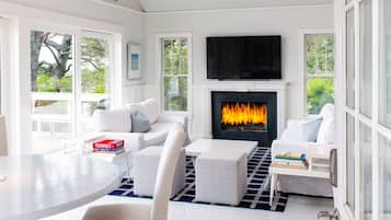 Smart TV, fireplace, music library, stereo