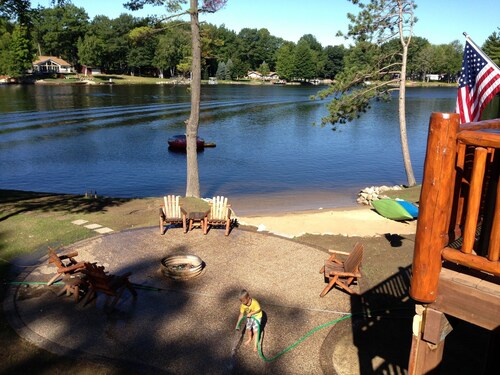 RELAXING FAMILY RETREAT ON SECORD LAKE