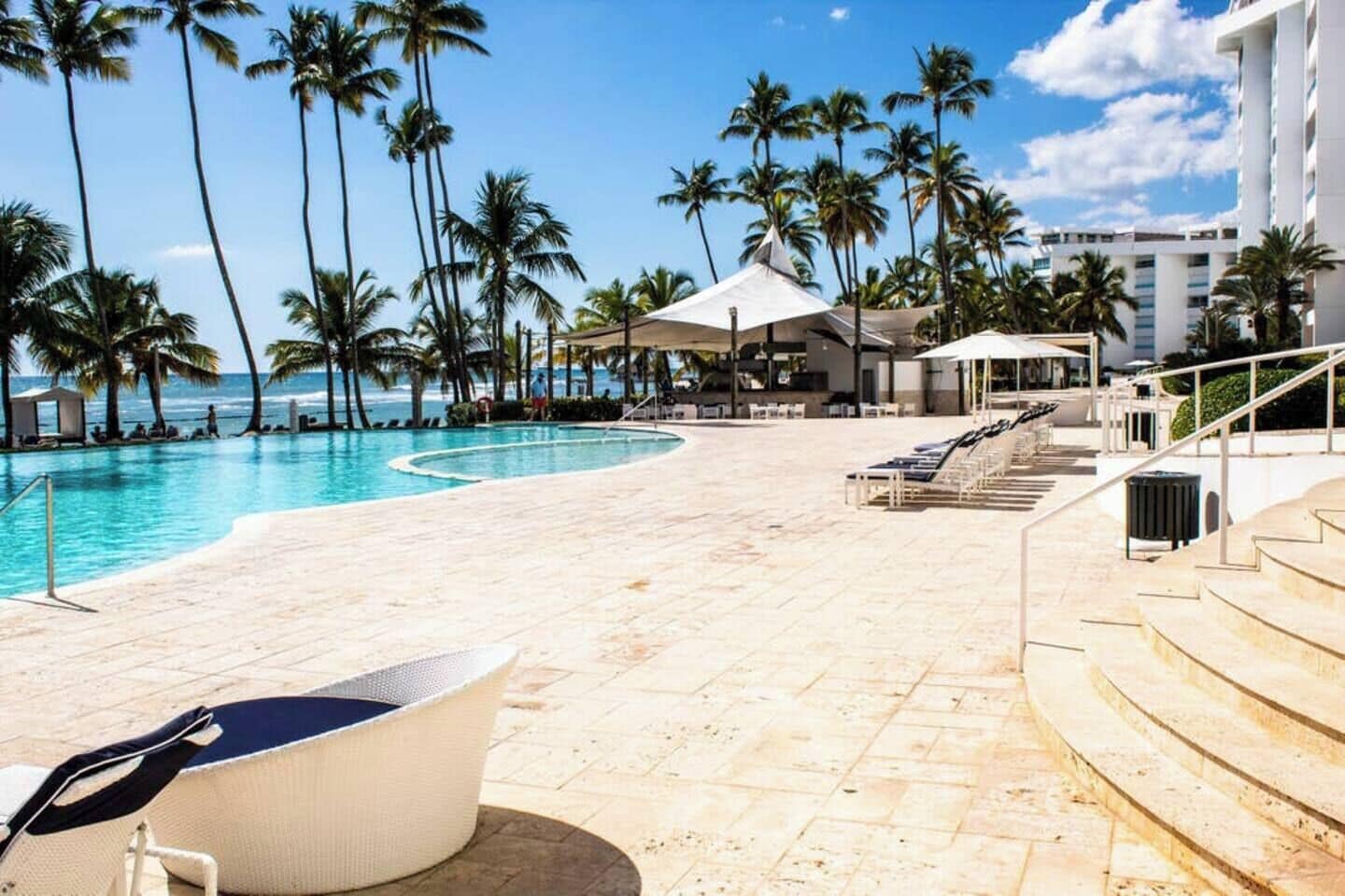 Piscine à débordement