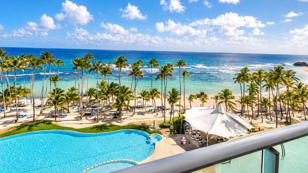 Ein Resort mit Pool, Strand und Meerblick.