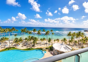 Ein Resort mit Pool, Strand und Meerblick.