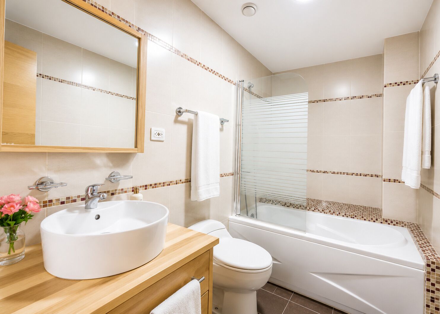 Un baño con lavamanos, inodoro y bañera.