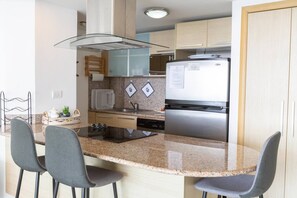 Refrigerador, microondas, horno y lavavajillas