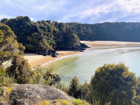 Beach. Kererū House - Rakiura/Stewart Island