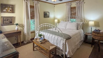 2 bedrooms, iron/ironing board, travel cot, Internet