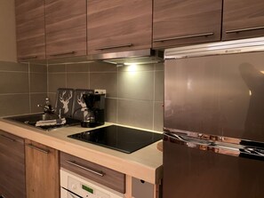 Frigorifero, microonde, forno, piano cottura