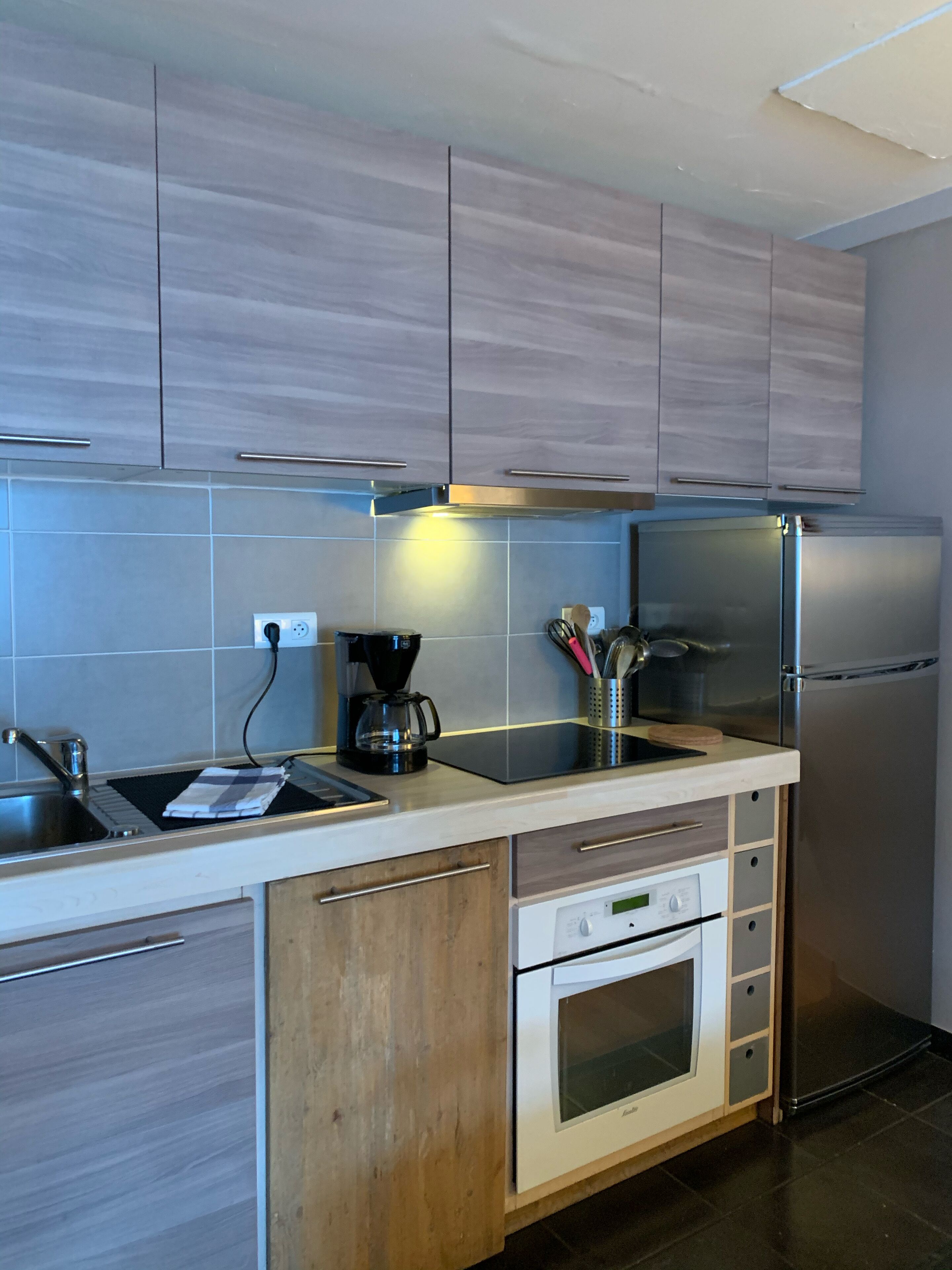 Refrigerador, microondas, horno y parrilla de estufa 