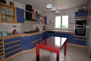 Frigorifero, microonde, forno, piano cottura