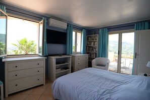 3 chambres, bureau, fer et planche à repasser, lit parapluie