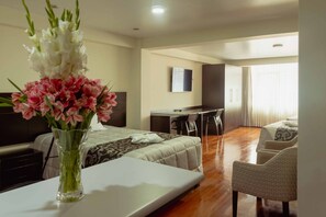 Phòng 3 dành cho gia đình, 1 phòng ngủ | Bộ đồ giường cao cấp, minibar, bàn