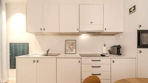 コーヒー / ティーメーカー、冷蔵庫、電子レンジ、調理器具と食器