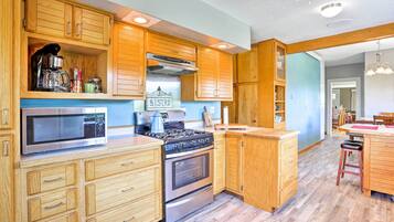 Coffee/tea maker, fridge, microwave, stovetop